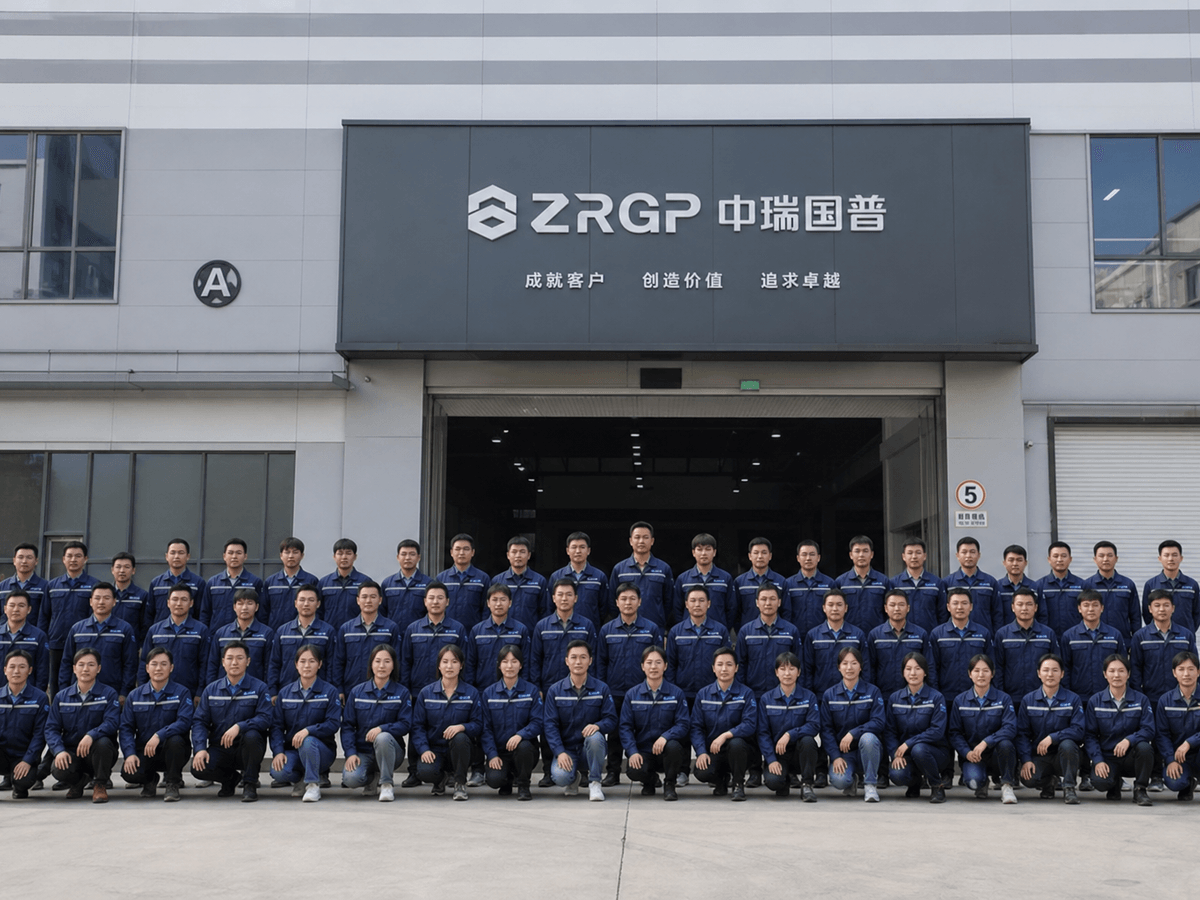 深圳电子制造企业200人全员合影拍摄，工厂办公楼前的专业团队大合照